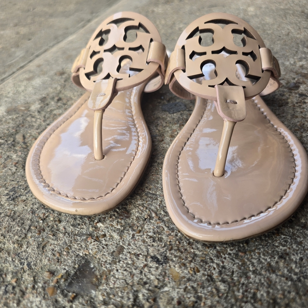 Tory Burch Patent Logo Thong Sandals in Blush Nude - Picture 11 of 11
